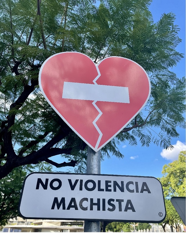 Señal de tráfico de repulsa a la violencia de género.