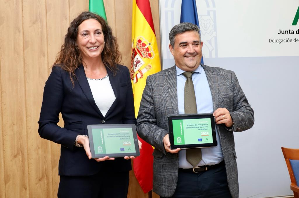  Loles López y el delegado de la Junta en Huelva. 