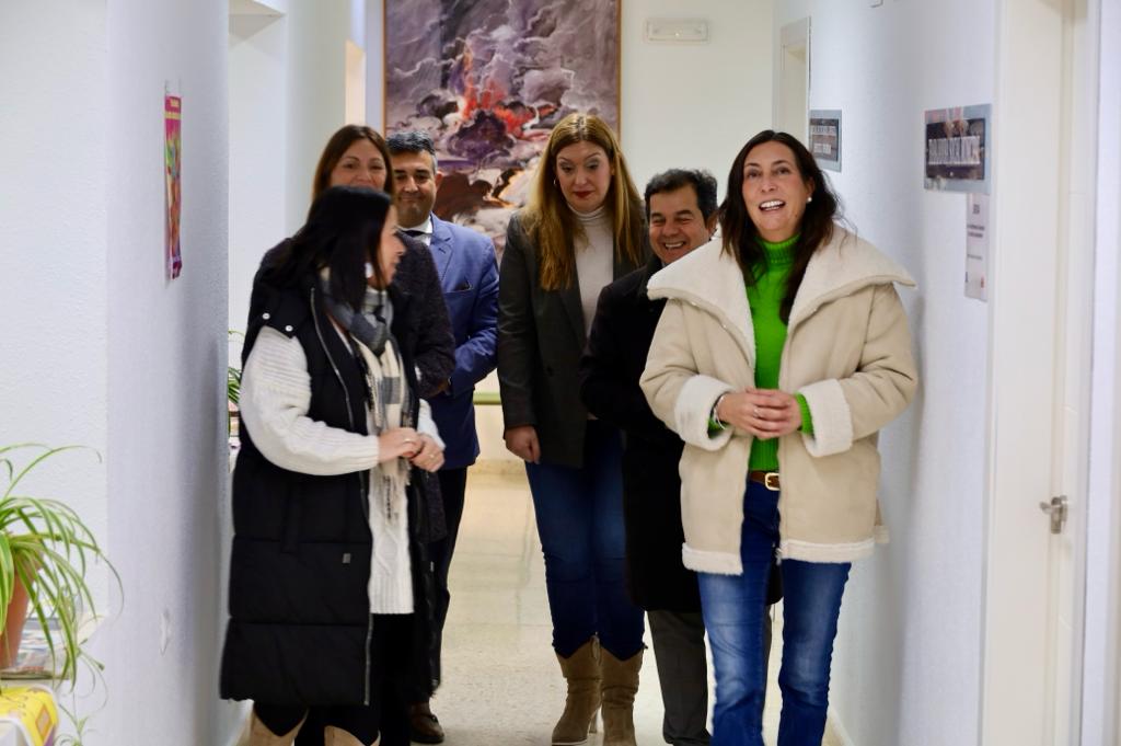 Loles López visita el CMIM de Valverde del Camino.