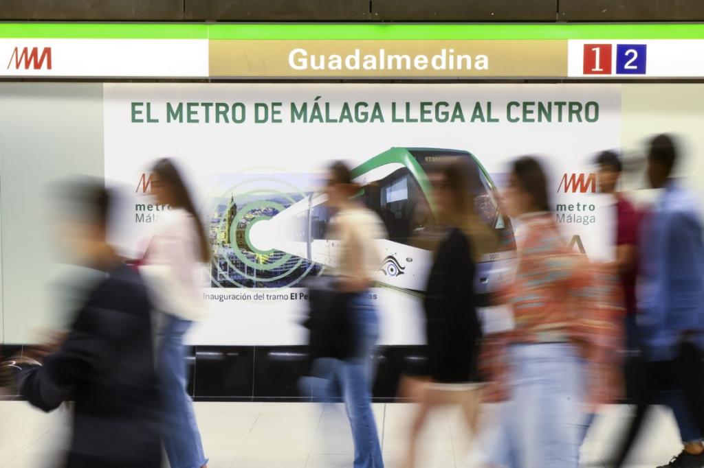 El metro de Málaga a su paso por la estación de Guadalmedina