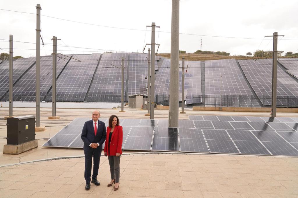 La consejera y el alcalde en la planta fotovoltaica de Metro de Málaga.