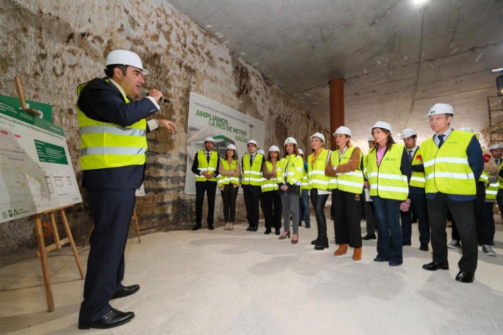 Explicación técnica en la visita a las obras de ampliación del metro de Málaga.