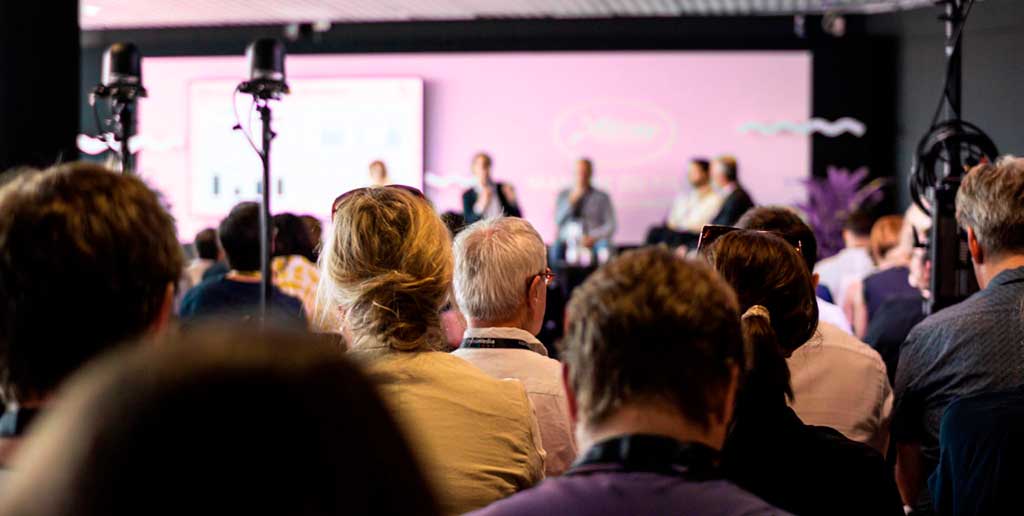 Asistentes a un festival audiovisual (fotodewww.marchedufilm.com)