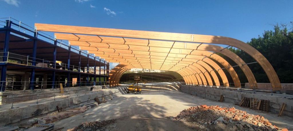 ​​​​Colocación de las costillas de madera de la estructura de la piscina cubierta de Fuentenueva.