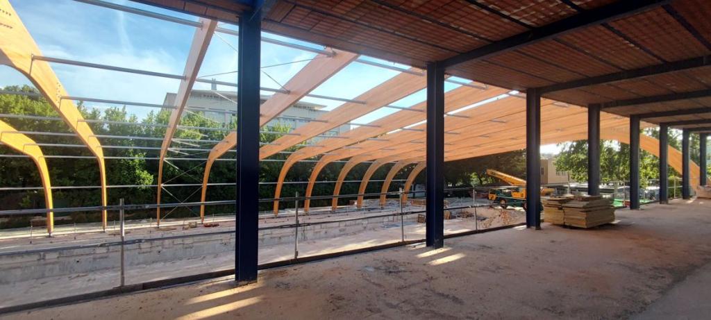 ​​​​Colocación de las costillas de madera de la estructura de la piscina cubierta de Fuentenueva.