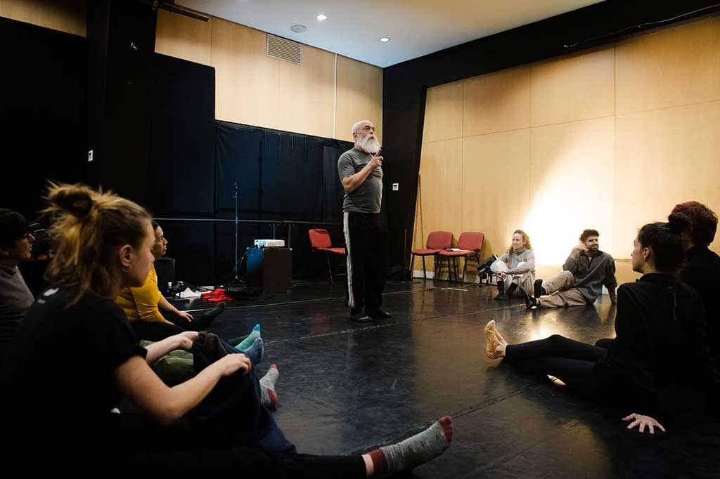 Profesor y alumnado de un taller de formación en artes escénicas (Fotografía: Lucía Rivas)