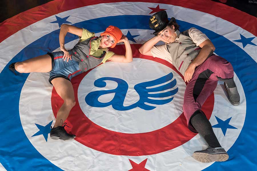 Dos personajes de un espectáculo de circo