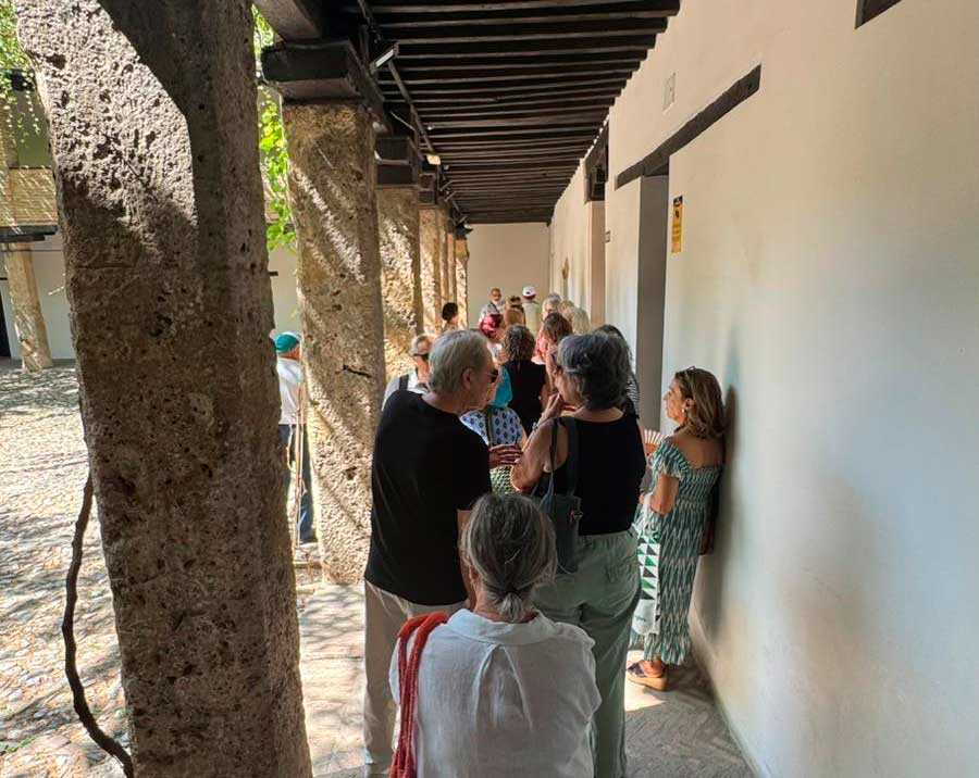 Cola de personas en la puerta de una taquilla de venta de entradas