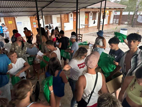 La responsable provincial del IAJ hace entrega de material promocional del IAJ