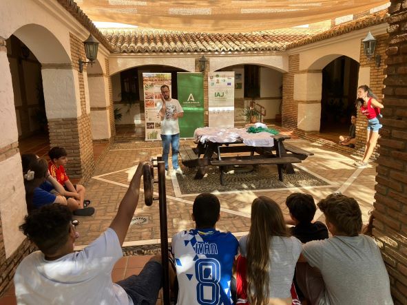Los jóvenes acompañados por el responsable provincial del IAJ en Granada