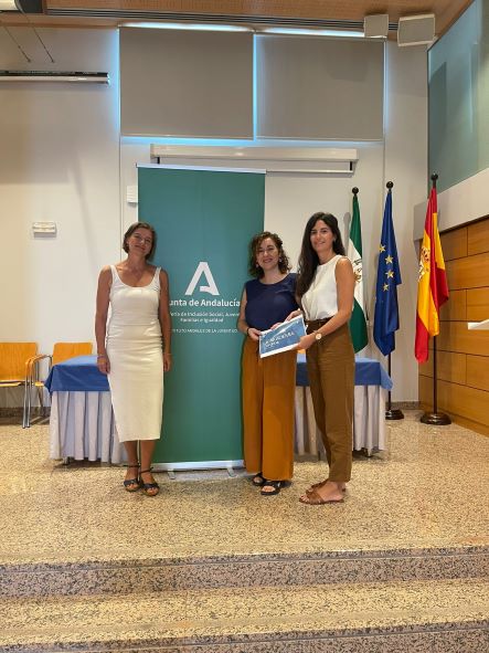 La responsable provincial del IAJ en Córdoba, a la derecha, con las responsables de la Fundación UtópiKa