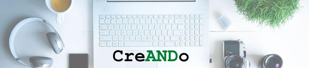 Portátil, auriculares, móvil y cámara fotográfica sobre una mesa de escritorio