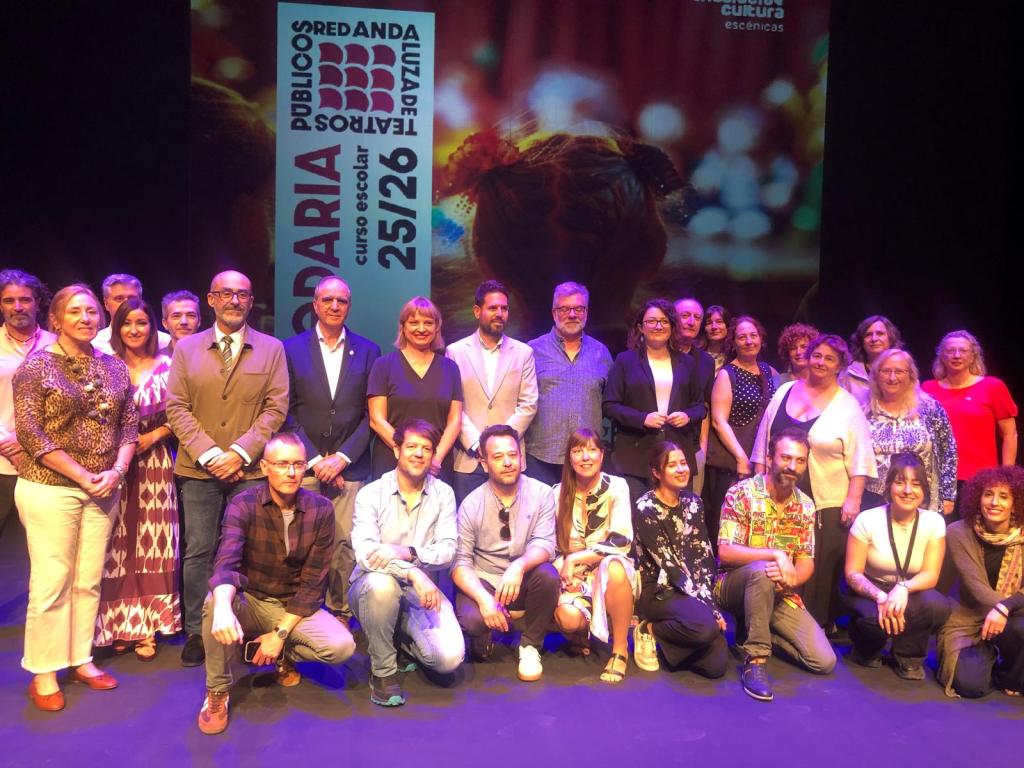 Personas participantes en la presentación de la programación de Abecedaria en el Teatro Alhambra