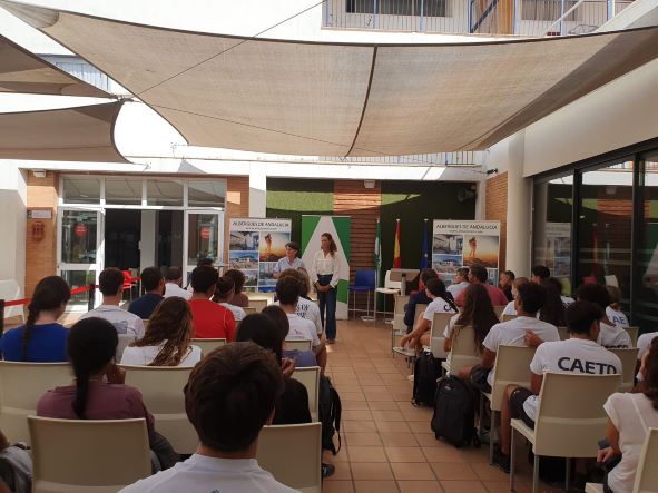 Los jóvenes deportistas en una de las aulas del Albergue Inturjoven de Sevilla