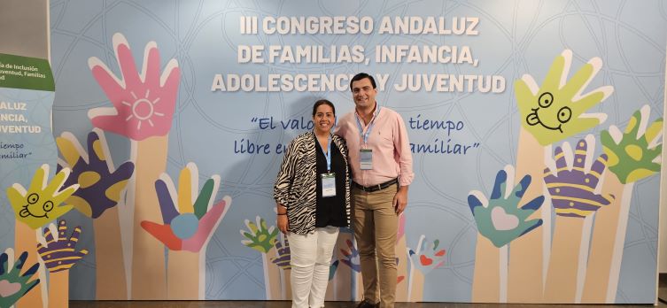 El director general del IAJ, acompañado por la responsable provincial del instituto en Málaga