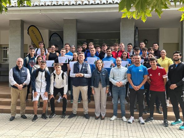 Jóvenes alumnos con sus diplomas acreditativos