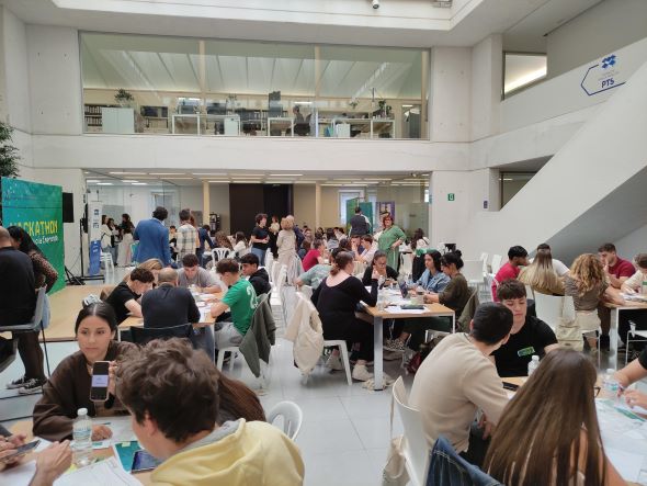 Los jóvenes resuelven los retos planteados