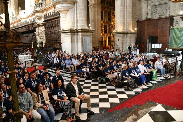 Numerosos jóvenes universitarior han acudido a este evento con una Eucaristía en la Catedral de Jaén