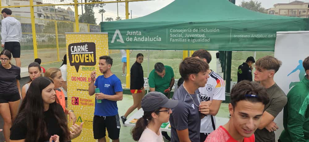 Jóvenes acuden a informarse en el stand que el IAJ ha instalado en Vélez-Málaga