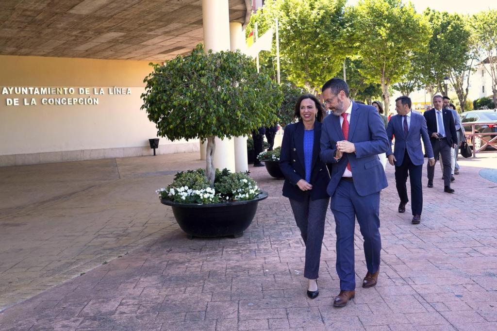La consejera de Fomento, Rocío Díaz, en una reunión reciente con el alcalde de la Línea, Juan Franco.
