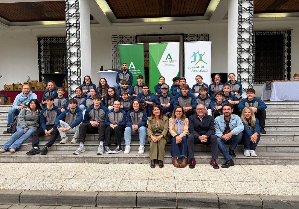 Los jóvenes deportistas acompañados por responsables de la Junta y de la Federación Andaluza de Bádminton