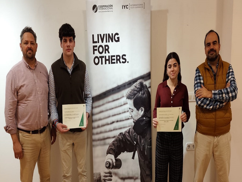 Alumnos de la ETL Cooperación Internacional con sus diplomas