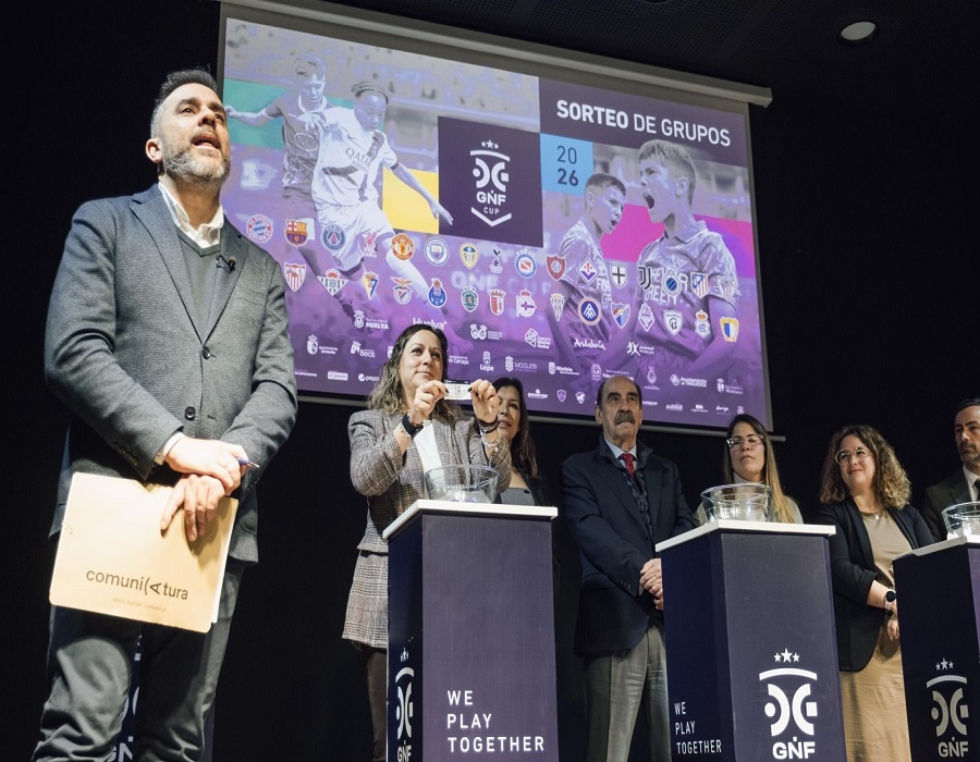 La responsable provincial del Instituto Andaluz de la Juventud en Huelva, Ángela Ramos, ha acudido a la grabación del sorteo de grupos de la próxima edición de la Gañafote Cup 2026