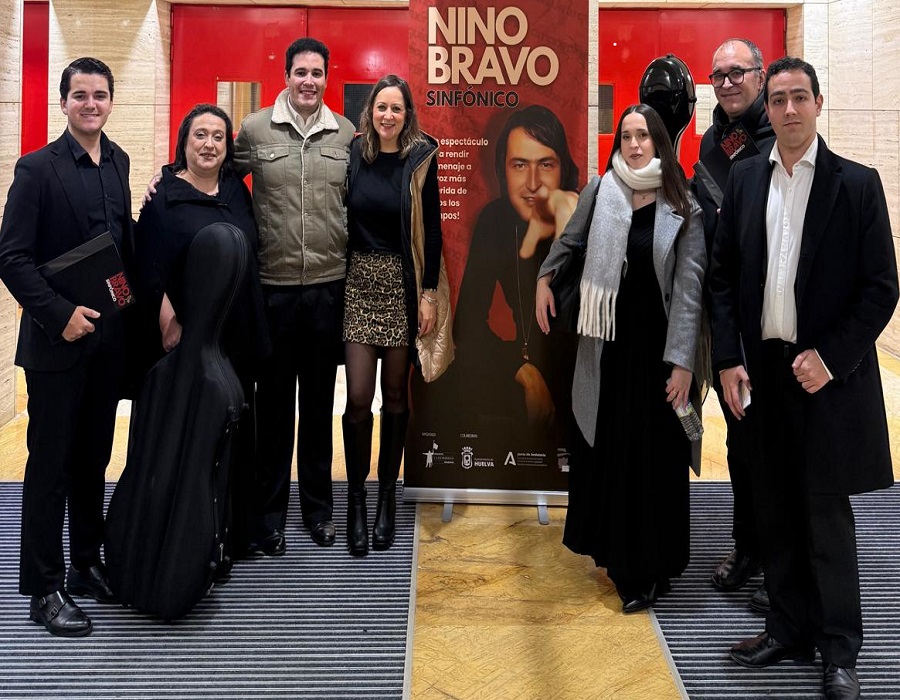 La responsable provincial del IAJ en Huelva ha asistido al espectáculo de la Orquesta Colombina Onubense “Nino Bravo Sinfónico”