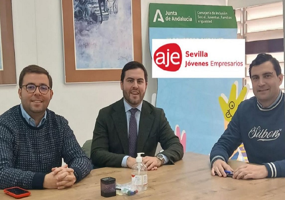 El director del IAJ con el equipo directivo de AJE Sevilla