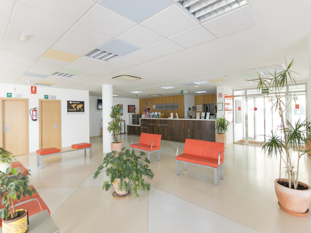 Entrada y recepción del Albergue Juvenil de Tprremolinos
