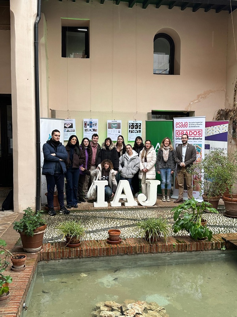Los jóvenes exponen sus obras en el patio de la Dirección Provincial del IAJ en Granada