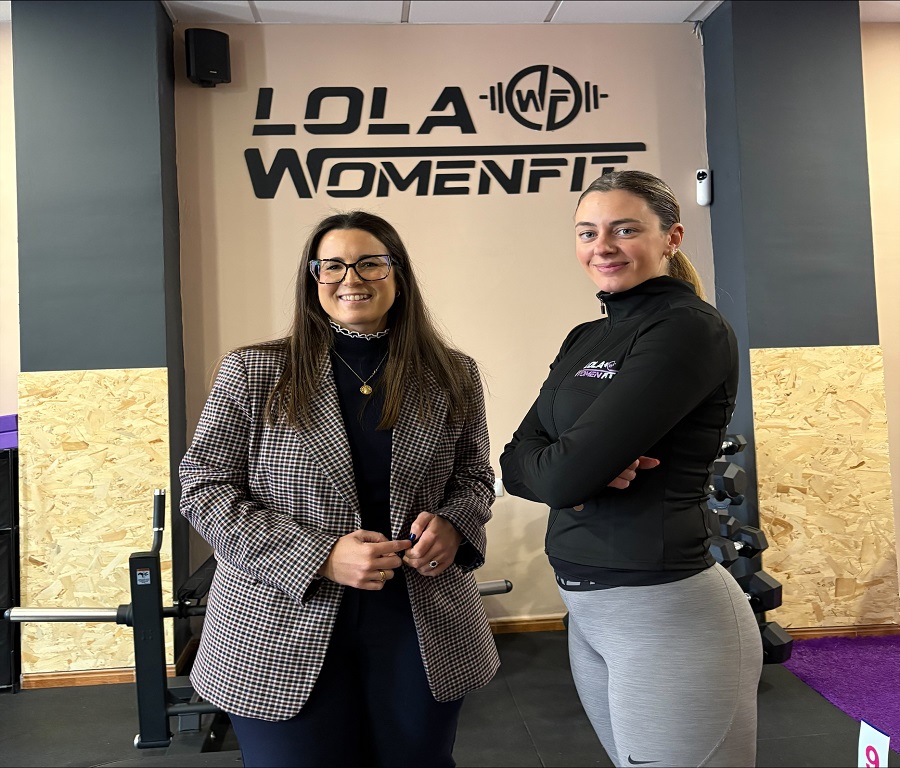 La responsable provincial del IAJ en Jaén con la joven  empresaria Lola Morillas Cruz