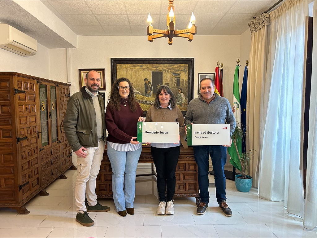 Entrega de las placas de 'Municipio Joven' y centro gestor del Carné Joven