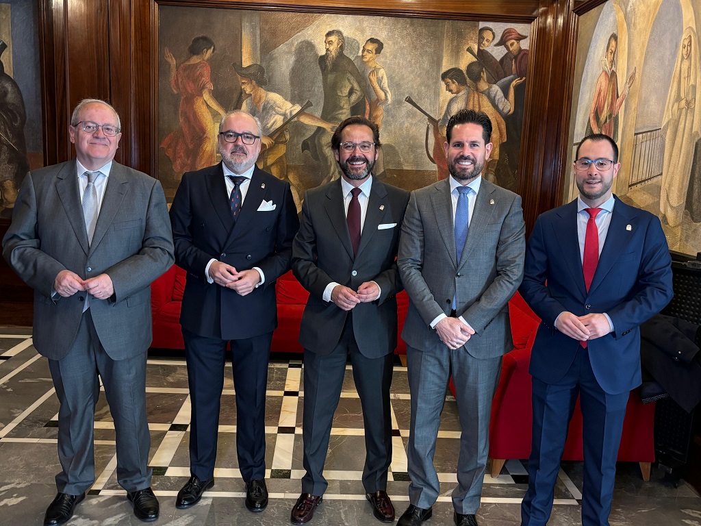 El Instituto Andaluz de la Juventud ha estado presente en la lectura del pregón de la Semana Santa de Granada, a cargo del por el cronista oficial de la ciudad, Tito Ortiz