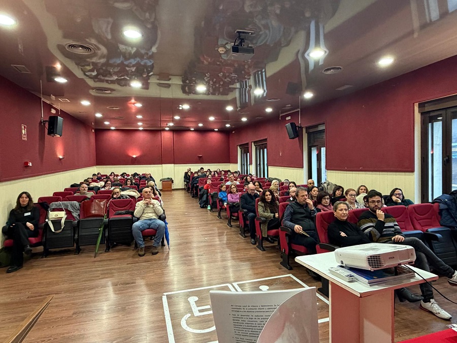 Público asistente al acto en el que también han estado los jóvenes