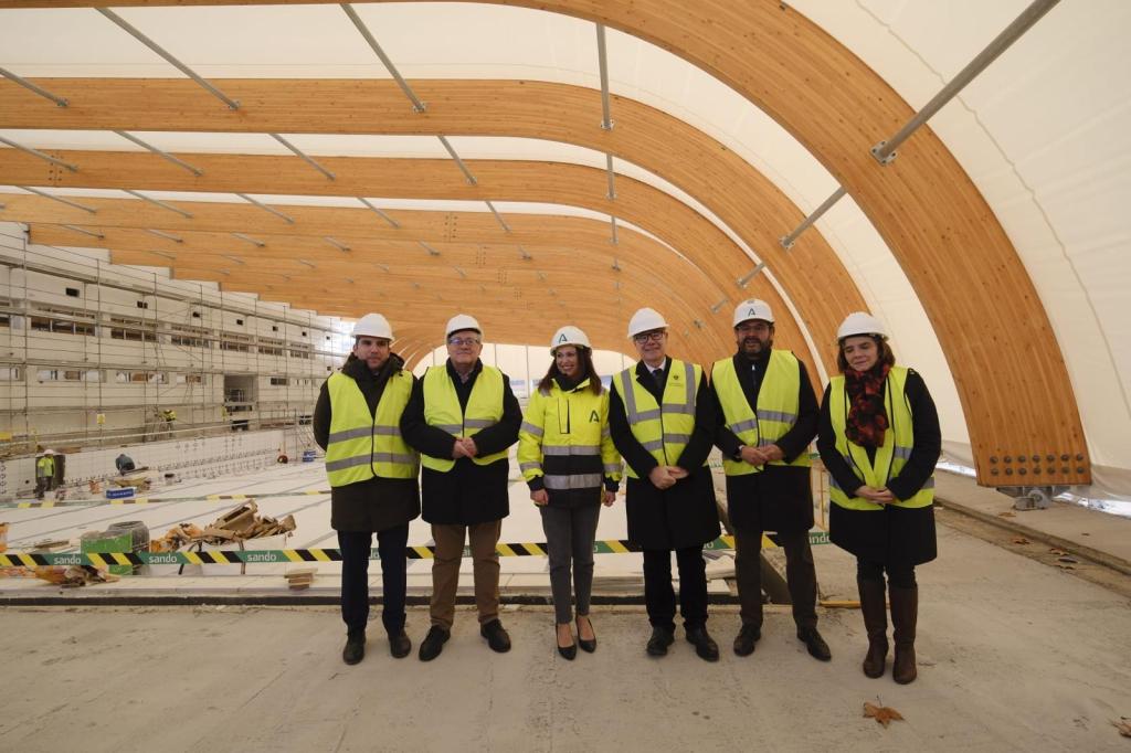 Visita institucional a las obras de reforma de la piscina universitaria.
